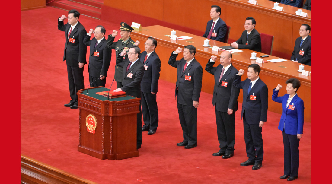 國(guó)務(wù)院副總理、國(guó)務(wù)委員、秘書長(zhǎng)進(jìn)行憲法宣誓